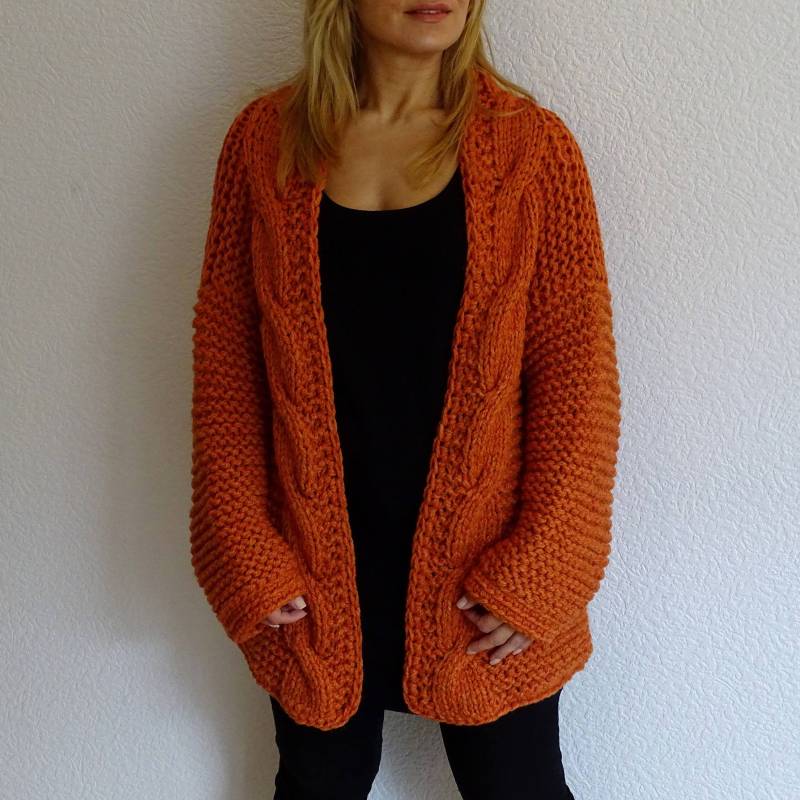 Orange Alpaka Wolle Strickjacke Zopfmuster Sperrigen Ärmeln von ConekkosStudio