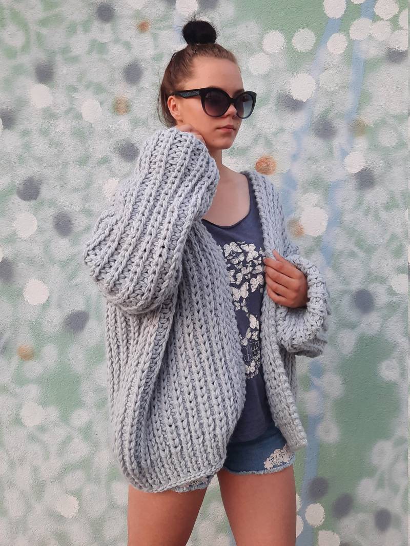 Pale Sky Locker Stricken Oversized Slouchy Lässig Boho Damen Cardigan Bomber Grobstrick Lange Puffärmel One Size Passt Oversized Jacke von ConekkosStudio