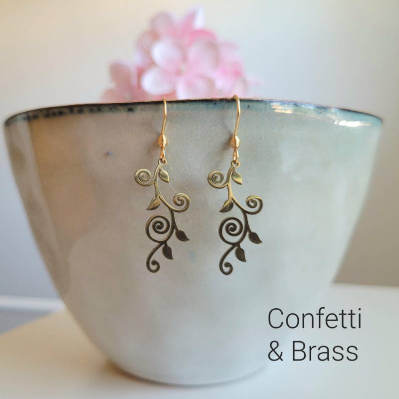 Edelstahl Ohrringe Mit Blumenranke Anhänger in Gold Und Silberfarben Edelstahl Ohrringe Mit Blumenranke Anhänger in Gold Und Silberfarben von ConfettiAndBrass