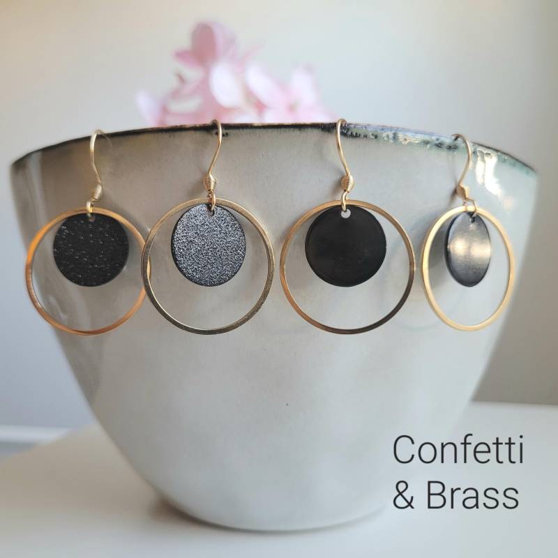 Edelstahl Ohrringe in Schwarz Gold Mit Scheibe Und Ring von ConfettiAndBrass