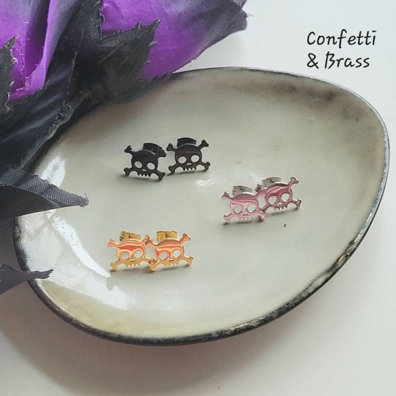 Edelstahl Totenkopf Ohrstecker in Gold, Silber Und Schwarz von ConfettiAndBrass