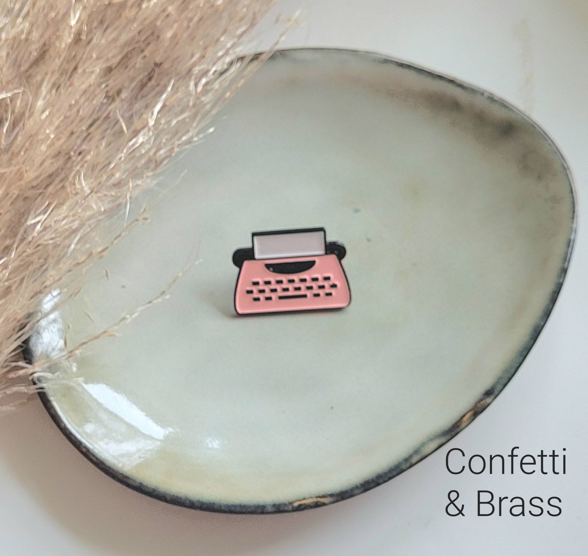 Emaille Anstecker Schreibmaschine Rosa/Schwarz Button Pin Anstecknadel von ConfettiAndBrass