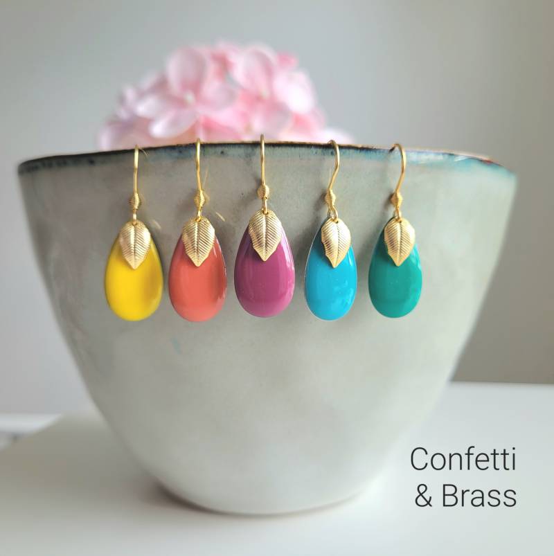 Emaille Tropfenohrringe Mit Kleinem Goldenem Blatt in Knalligen Farben von ConfettiAndBrass