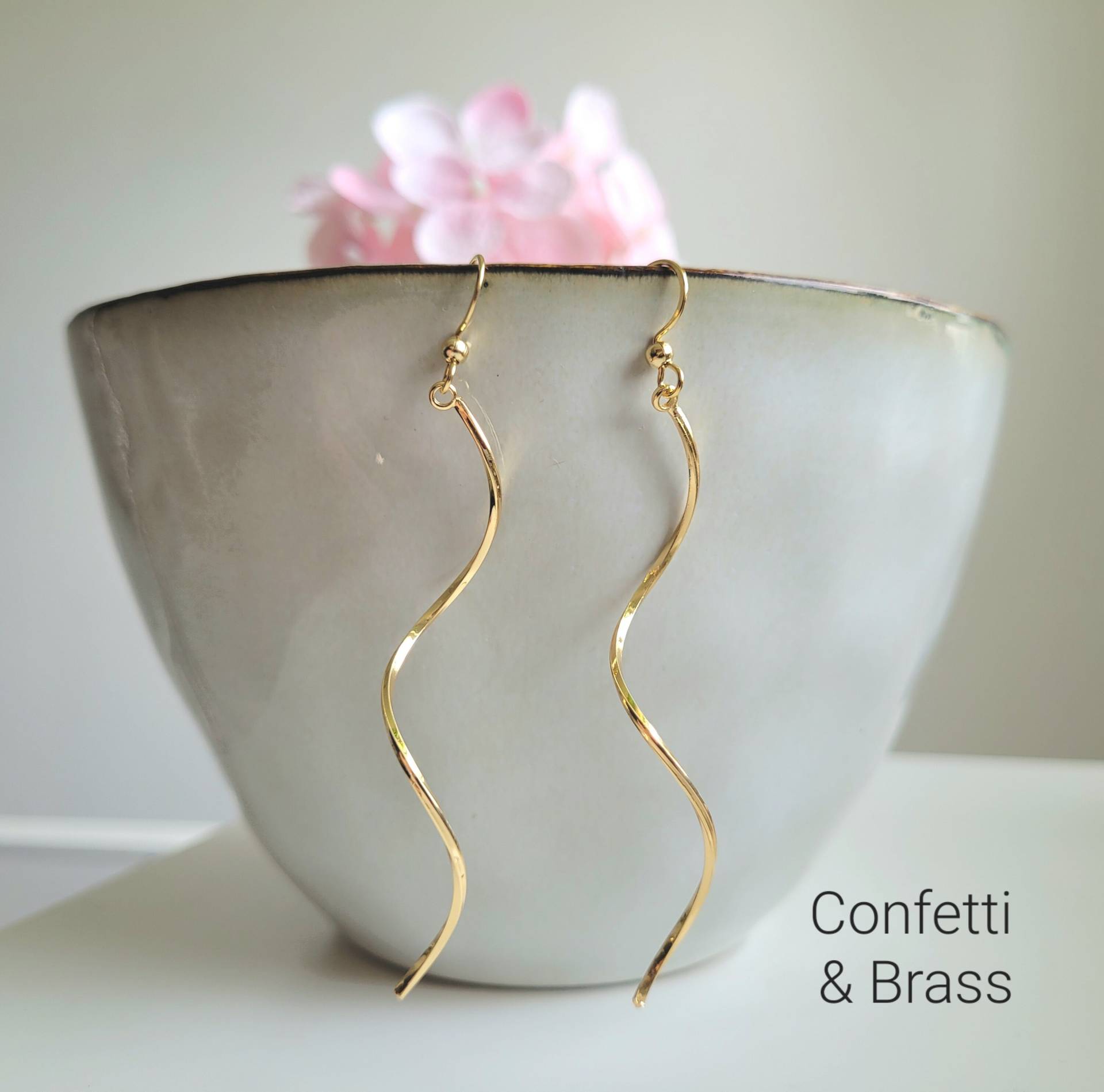 Goldene Ohrringe Mit Dünner Spirale Welle Und Edelstahl Ohrhaken Goldene Ohrringe Mit Dünner Spirale Welle Und Edelstahl Ohrhaken von ConfettiAndBrass