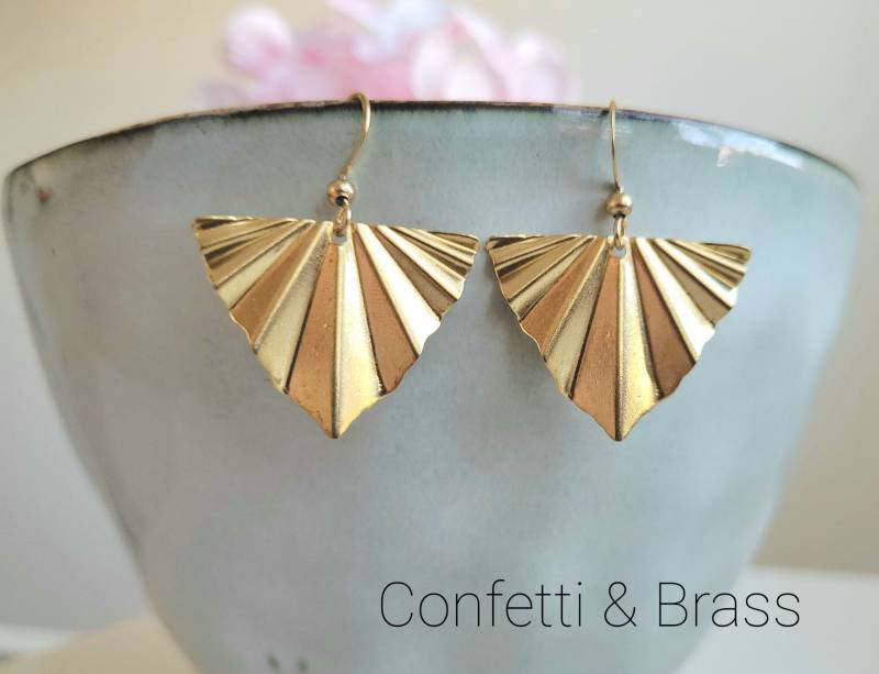 Goldene Ohrringe Mit Fächerform Dreieck von ConfettiAndBrass