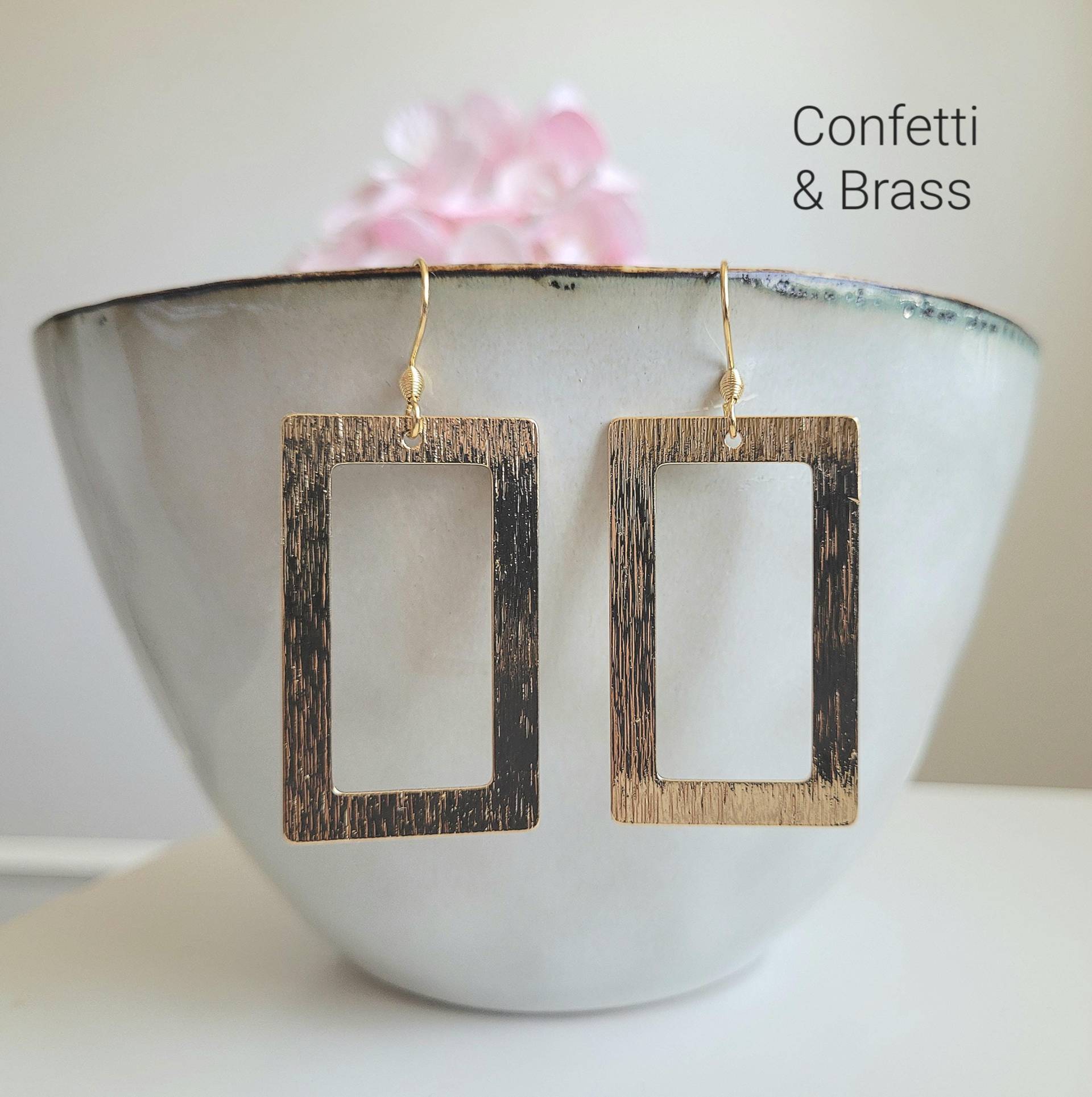Goldene Ohrringe Mit Viereck Anhänger Und Edelstahl Ohrhaken von ConfettiAndBrass