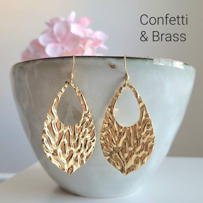 Grosse, Zerknitterte Tropfenanhänger Ohrringe Aus Edelstahl von ConfettiAndBrass