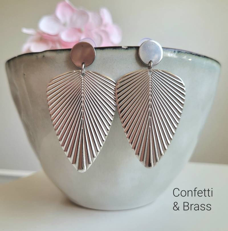 Grosse Edelstahl Ohrringe Mit Gefächertem, Blattförmigen Anhänger in Silber von ConfettiAndBrass