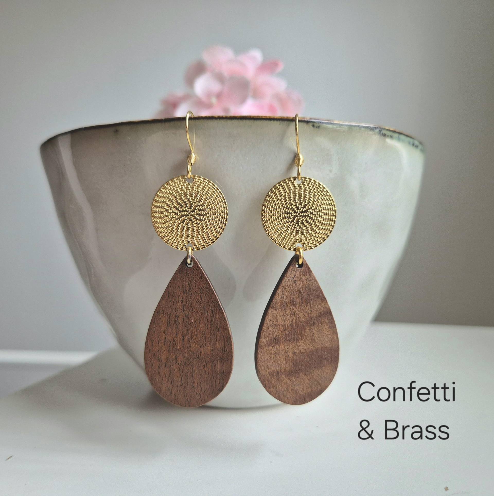 Grosse Ethno Ohrringe Mit Goldenem Kreis Und Tropfen Aus Holz Edelstahl Ohrhaken von ConfettiAndBrass