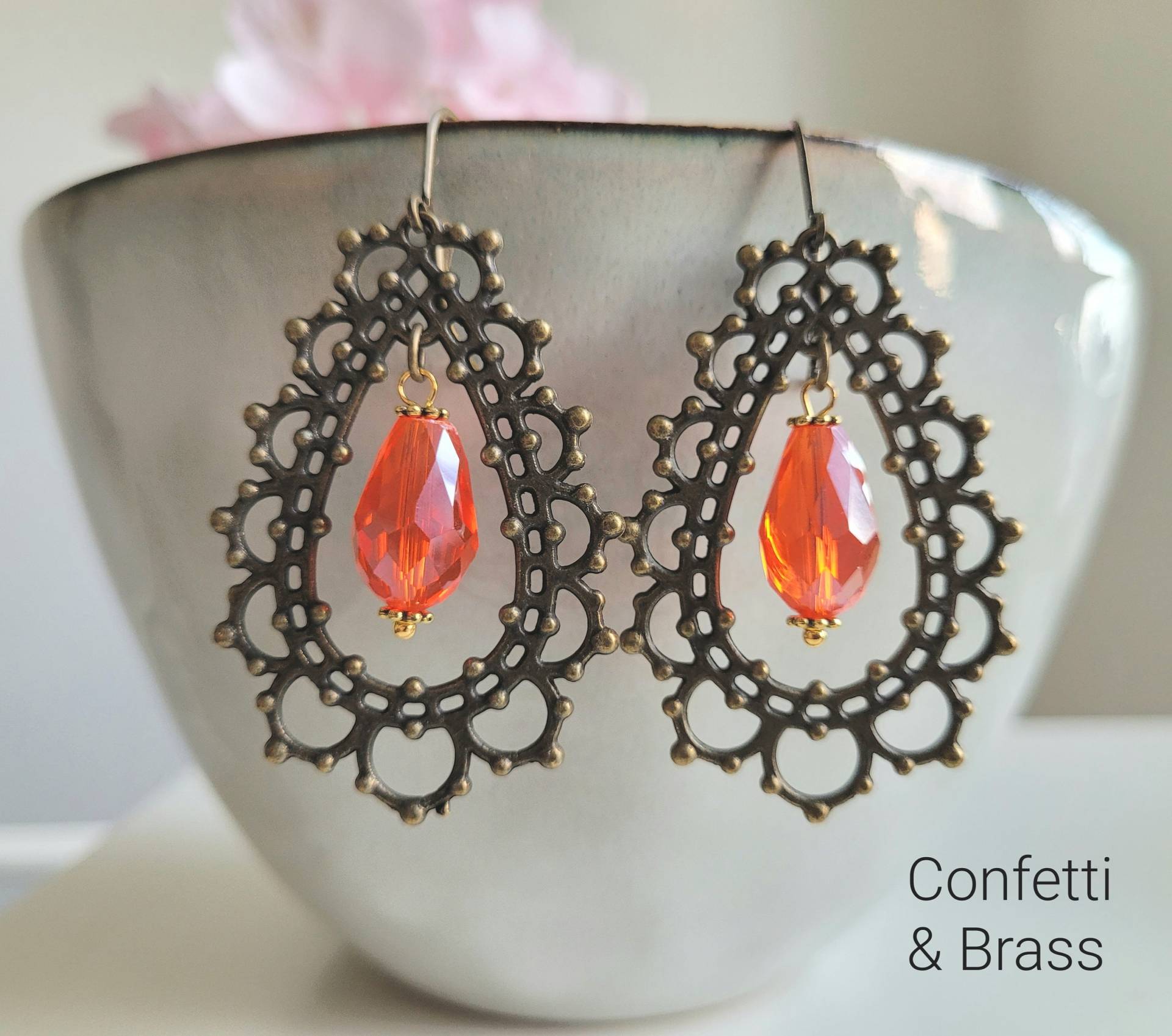 Grosse Messingohrringe Mit Tropfenanhänger Und Glasperle Tropfenform von ConfettiAndBrass