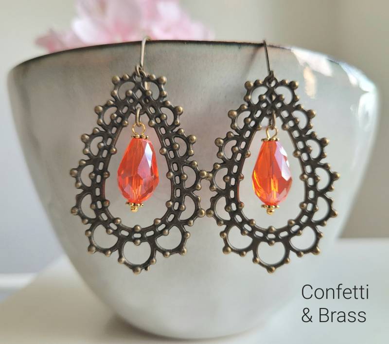 Grosse Messingohrringe Mit Tropfenanhänger Und Glasperle Tropfenform von ConfettiAndBrass