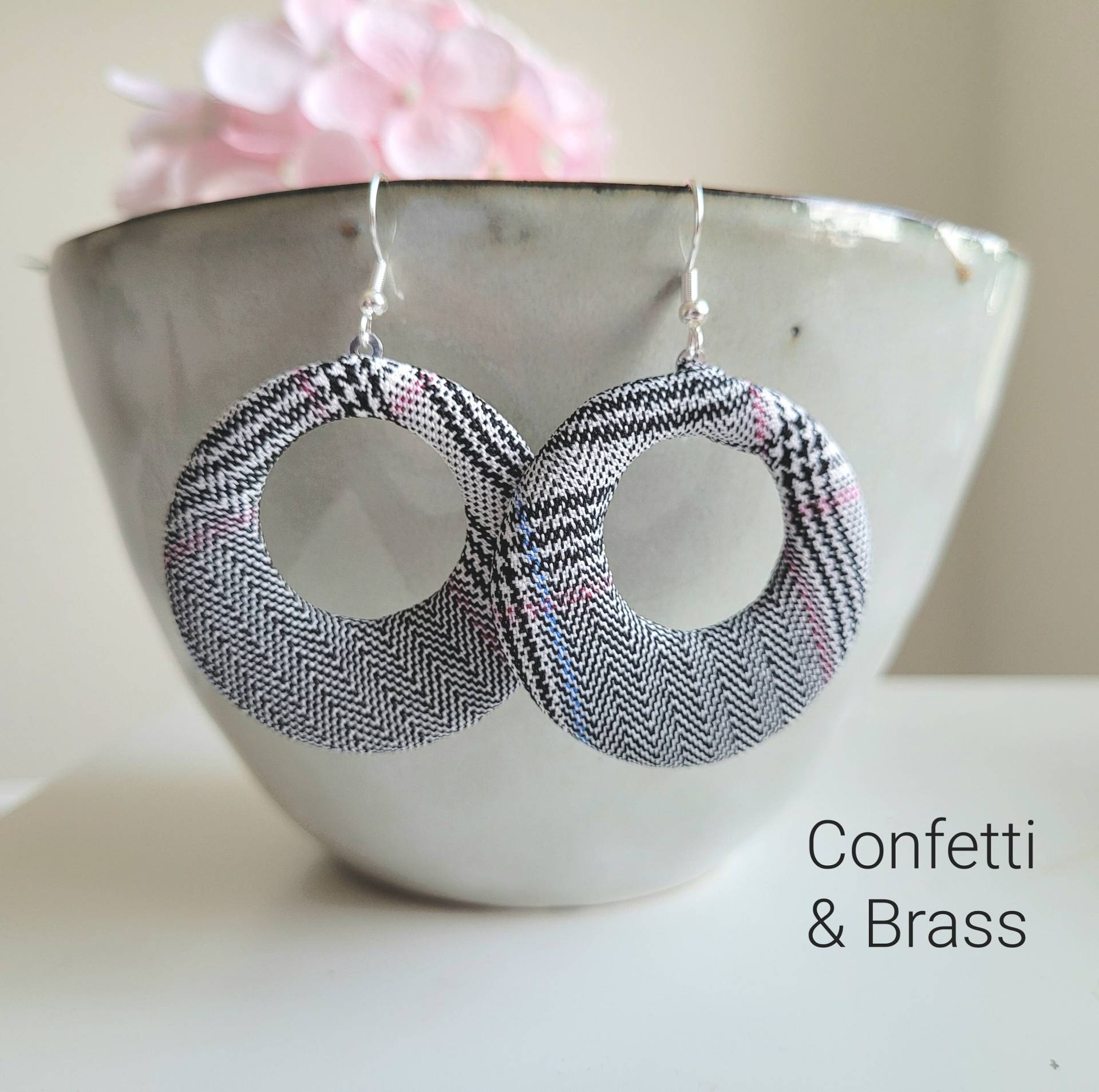 Grosse Ohrringe Mit Grauem Stoffanhänger Creole Tweet Fischgräte Muster Und Edelstahl Ohrhaken von ConfettiAndBrass