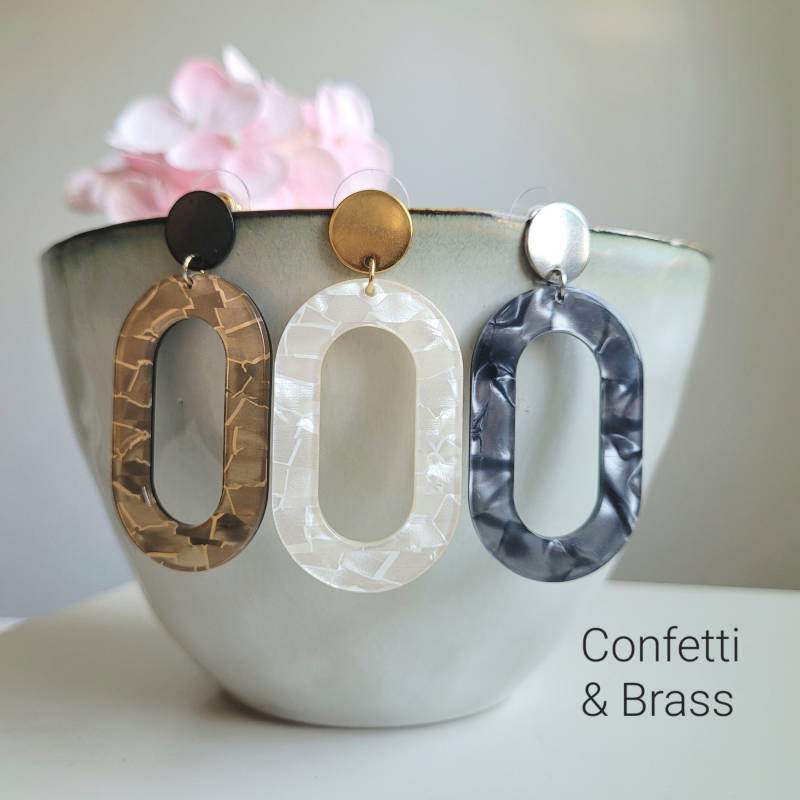 Grosse Ohrringe Mit Ovalem Anhänger in Perlmut Weiss, Grau Und Hellbraun von ConfettiAndBrass