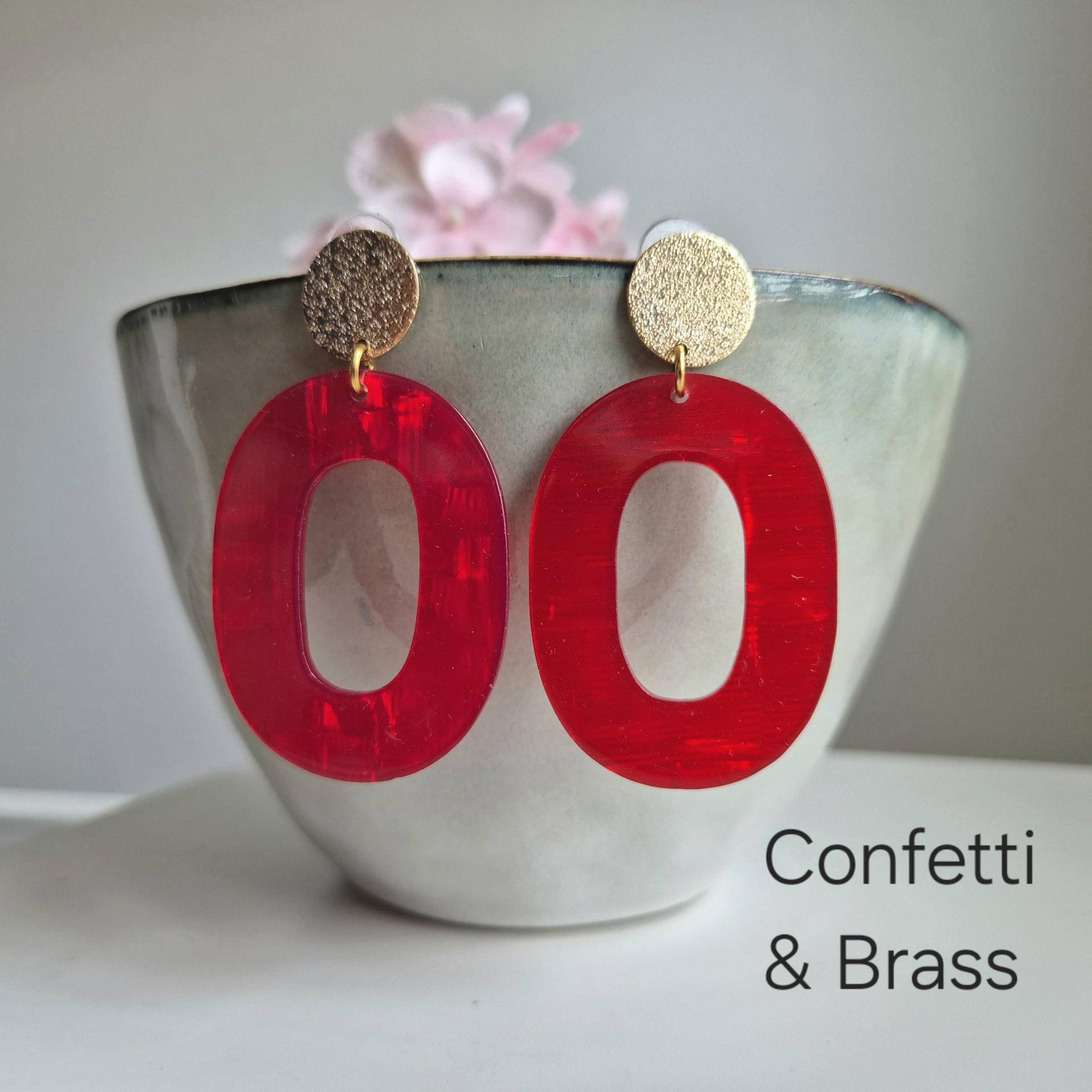 Grosse Ohrringe Mit Rotem, Ovalen Acryl Anhänger Und Goldenem Ohrstecker von ConfettiAndBrass