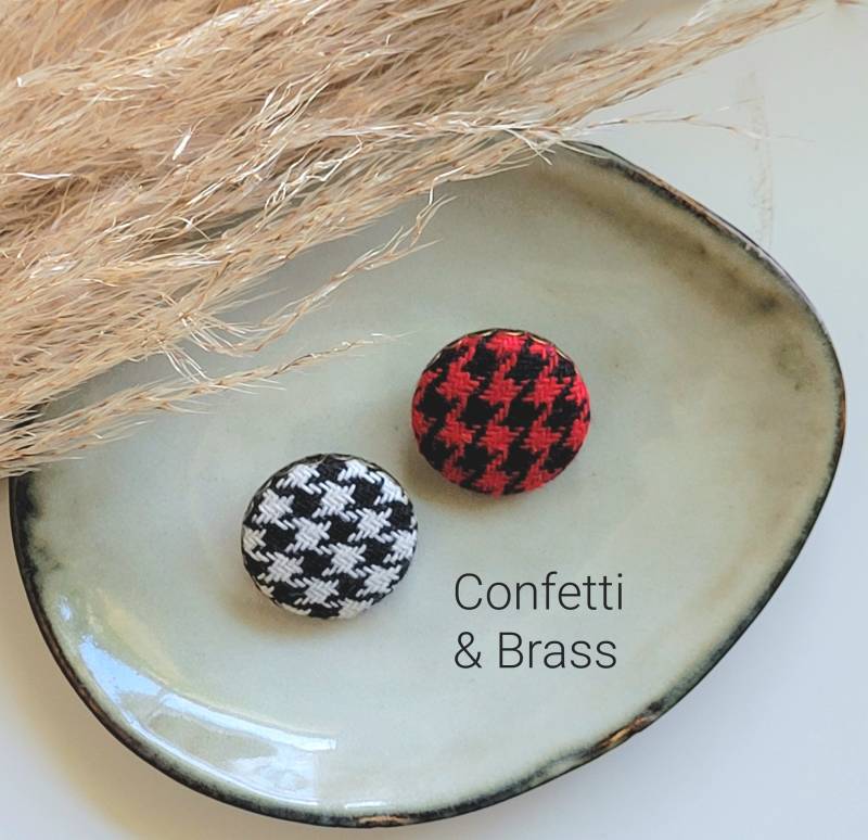 Hahnentritt Brosche Button Pin Stoffbrosche Schwarz Weiss, Rot, Hahnentrittmuster von ConfettiAndBrass