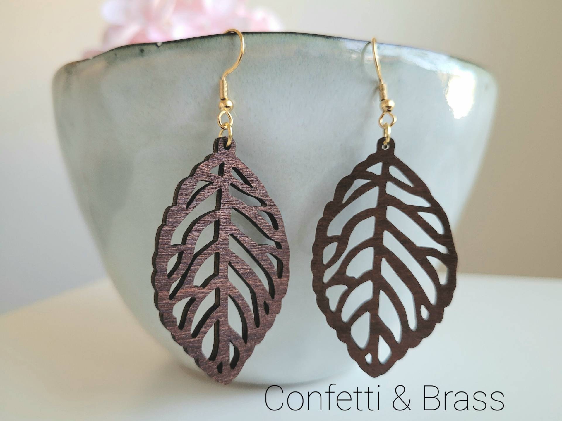 Holzohrringe, Grosse Ohrringe Mit Braunem Holzanhänger Blatt Und Edelstahl Ohrhaken Holzohrringe, Grosse Ohrringe Mit Braunem Holzanhänger Blatt Und Edelstahl Ohrhaken von ConfettiAndBrass