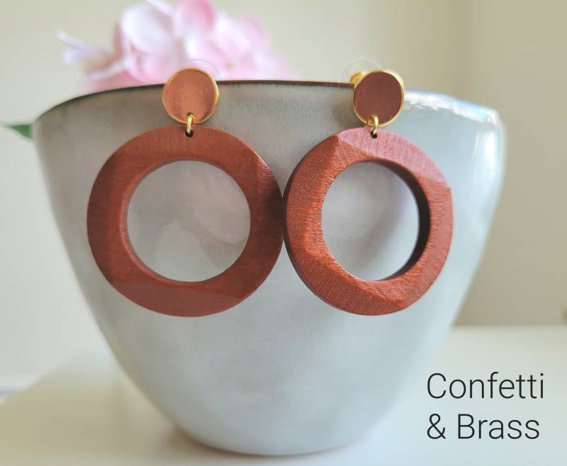 Holzohrringe Mit Braunem Ring Und Vergoldeter Ohrstecker von ConfettiAndBrass