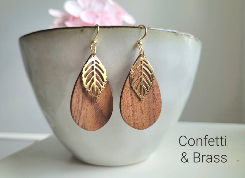 Holzohrringe in Tropfenform Mit Goldenem Blatt Und Edelstahl Ohrhaken von ConfettiAndBrass