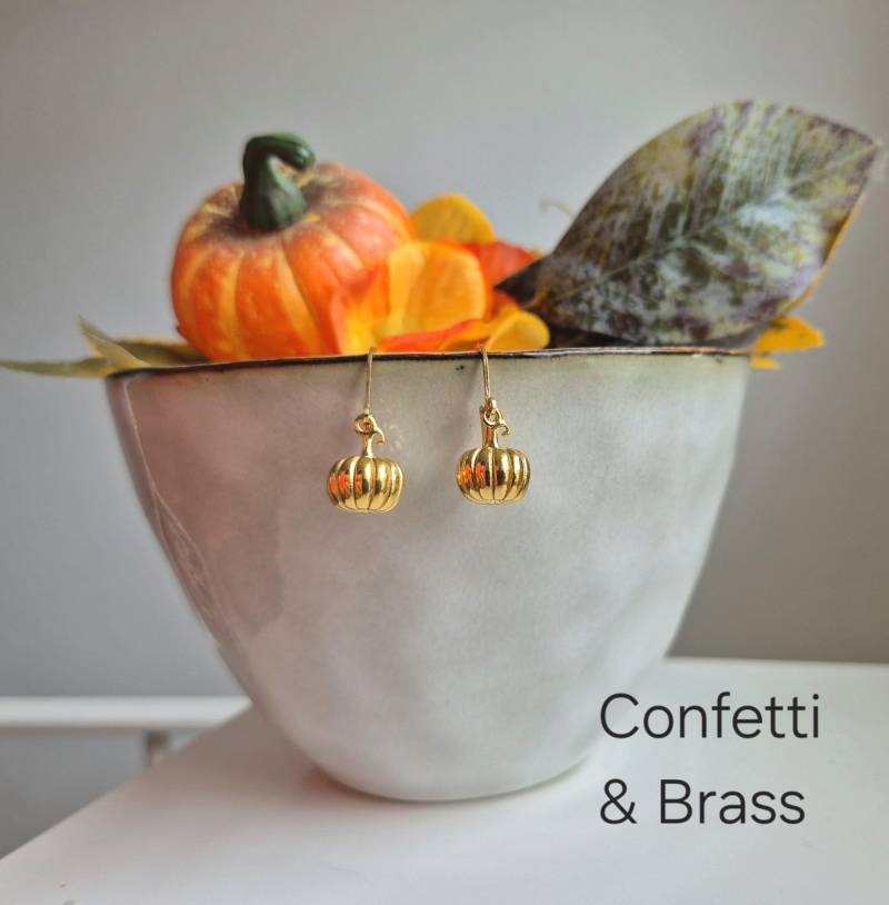 Kleine, Goldene Kürbis Ohrringe Aus Edelstahl, Herbstohrringe von ConfettiAndBrass