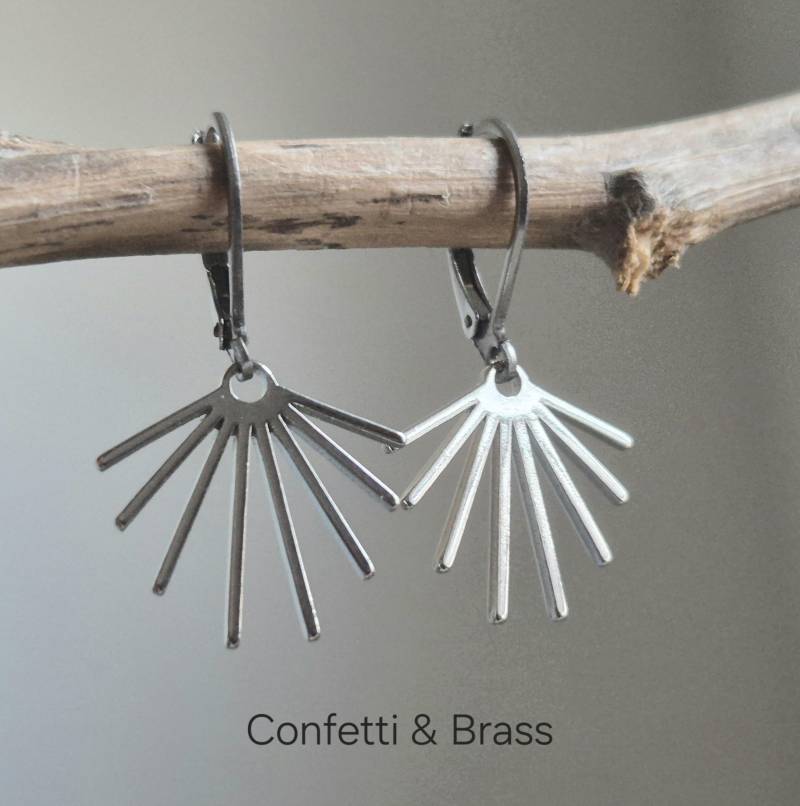 Kleine, Silberne Strahlen Fächer Ohrringe Mit Edelstahl Klappbrisur von ConfettiAndBrass