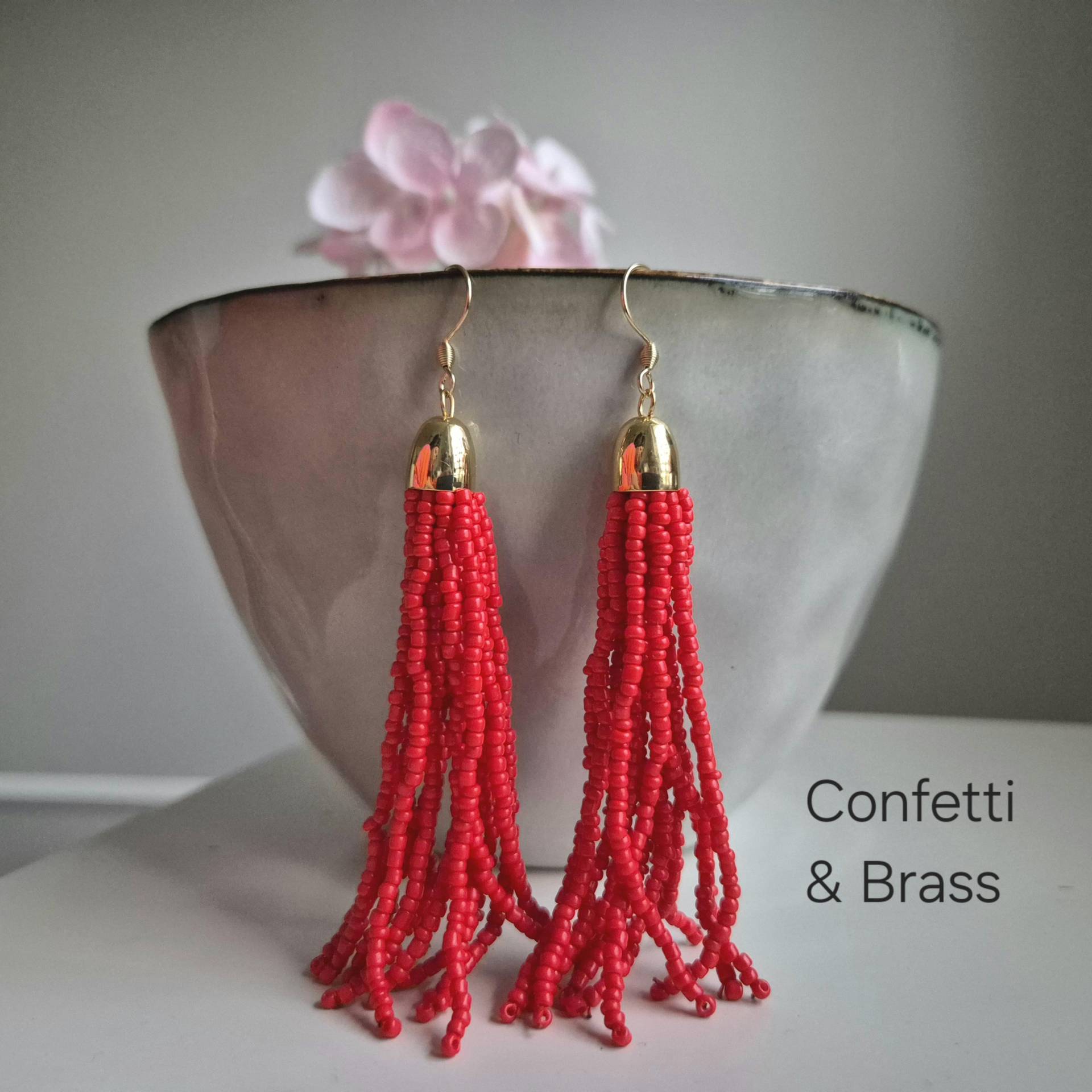 Lange, Rote Quasten Perlen Ohrringe Mit Edelstahl Ohrhaken von ConfettiAndBrass