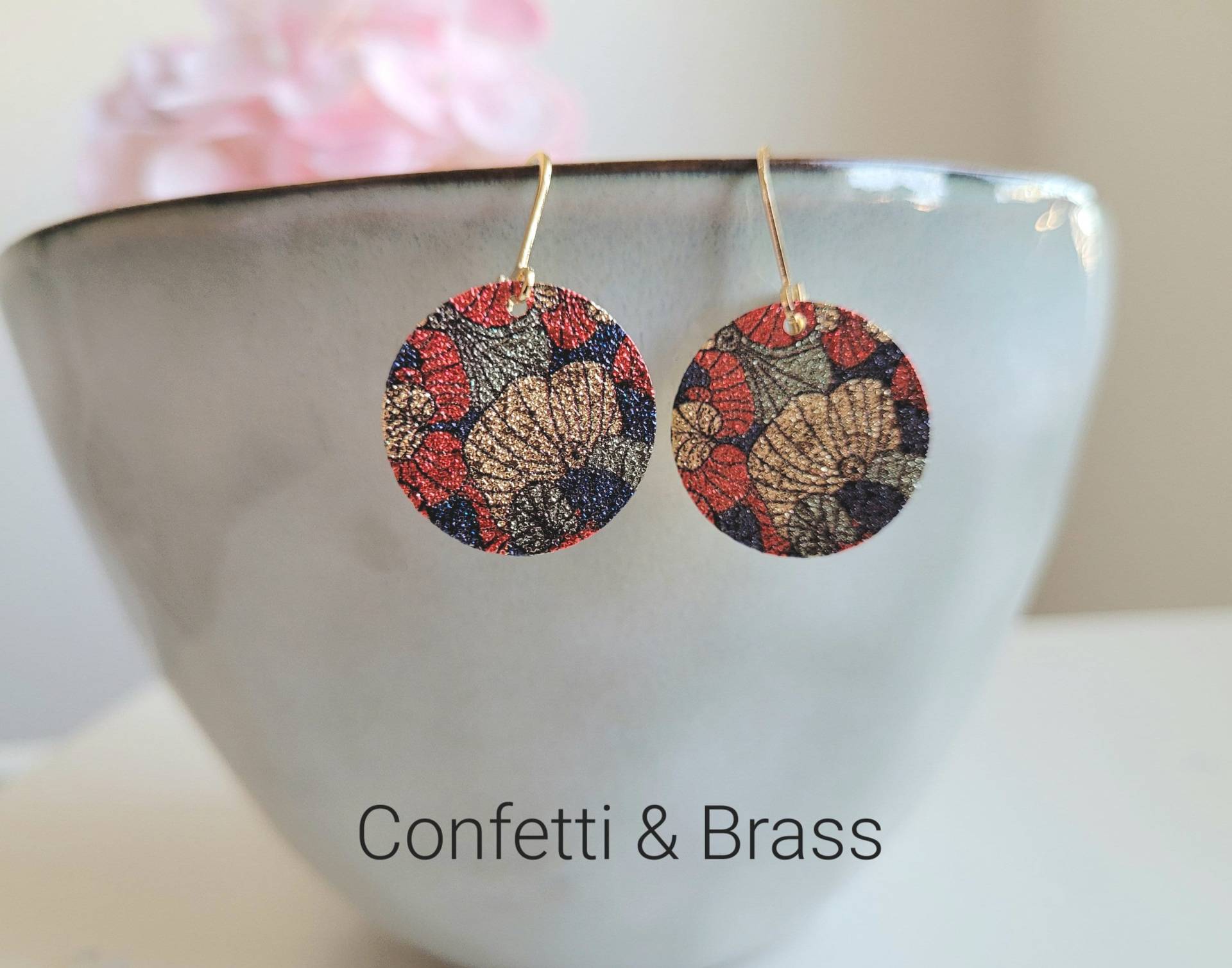 Ohrringe Mit Blumendruck Auf Glitzerplättchen in Rot Blau Edelstahl Brisur Ohrringe Mit Blumendruck Auf Glitzerplättchen in Rot Blau Edelstahl Brisur von ConfettiAndBrass