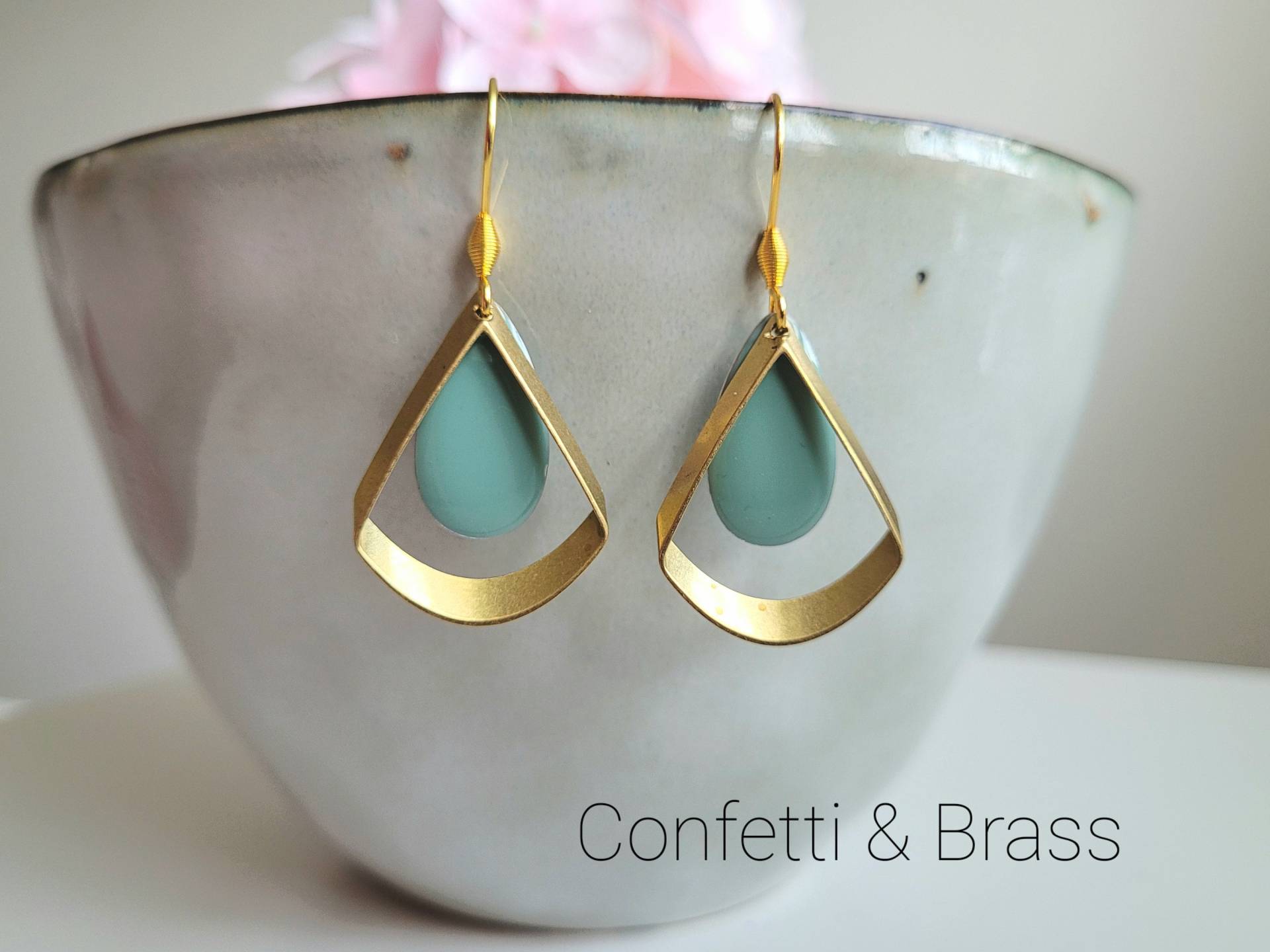 Ohrringe Mit Emaille Tropfen Graugrün Und Messingrahmen Edelstahl Ohrhaken Ohrringe Mit Emaille Tropfen Graugrün Und Messingrahmen Edelstahl Ohrhaken von ConfettiAndBrass