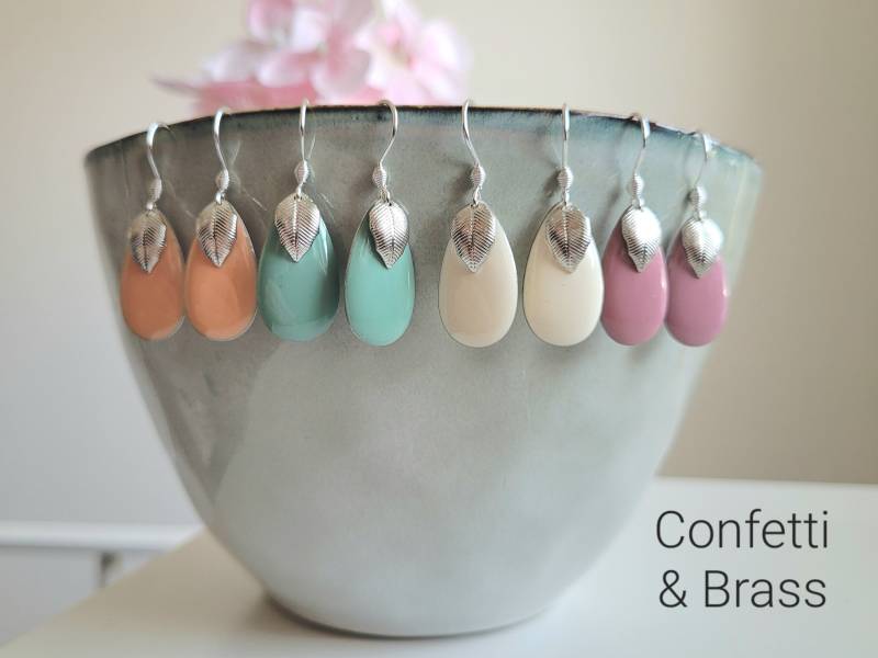 Ohrringe Mit Emaille Tropfen in Pastellfarben Silbernem Blatt Und Edelstahl Ohrhaken von ConfettiAndBrass