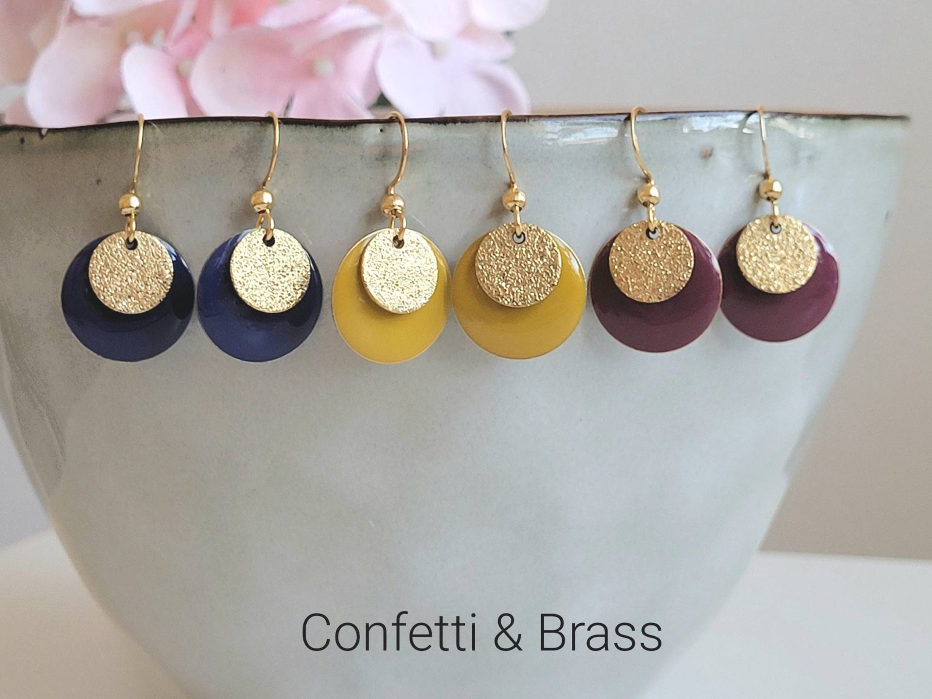 Ohrringe Mit Emaille in Dunkelblau/Senfgelb/Marsala Und Goldenes Glitzerplättchen Edelstahl Ohrhaken Ohrringe Mit Emaille in Dunkelblau/Senfgelb/Marsala Und Goldenes Glitzerplättchen Edelstahl Ohrhaken von ConfettiAndBrass