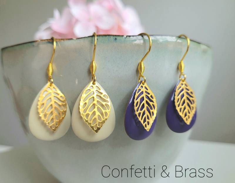 Ohrringe Mit Grossem Emaille Tropfen in Creme Und Dunkellila Goldblatt Edelstahl Ohrhaken von ConfettiAndBrass