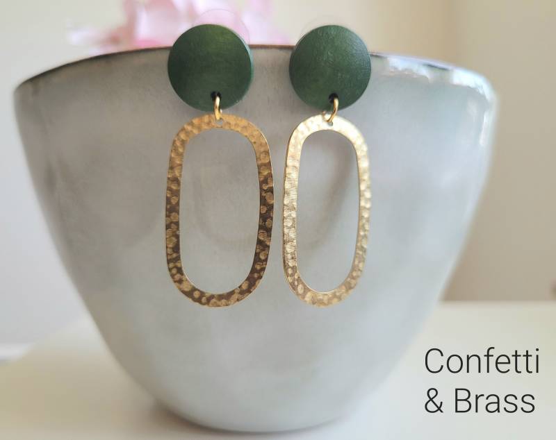 Ohrringe Mit Holz Und Gehämmtertem Messing Ohrstecker Verschluss von ConfettiAndBrass