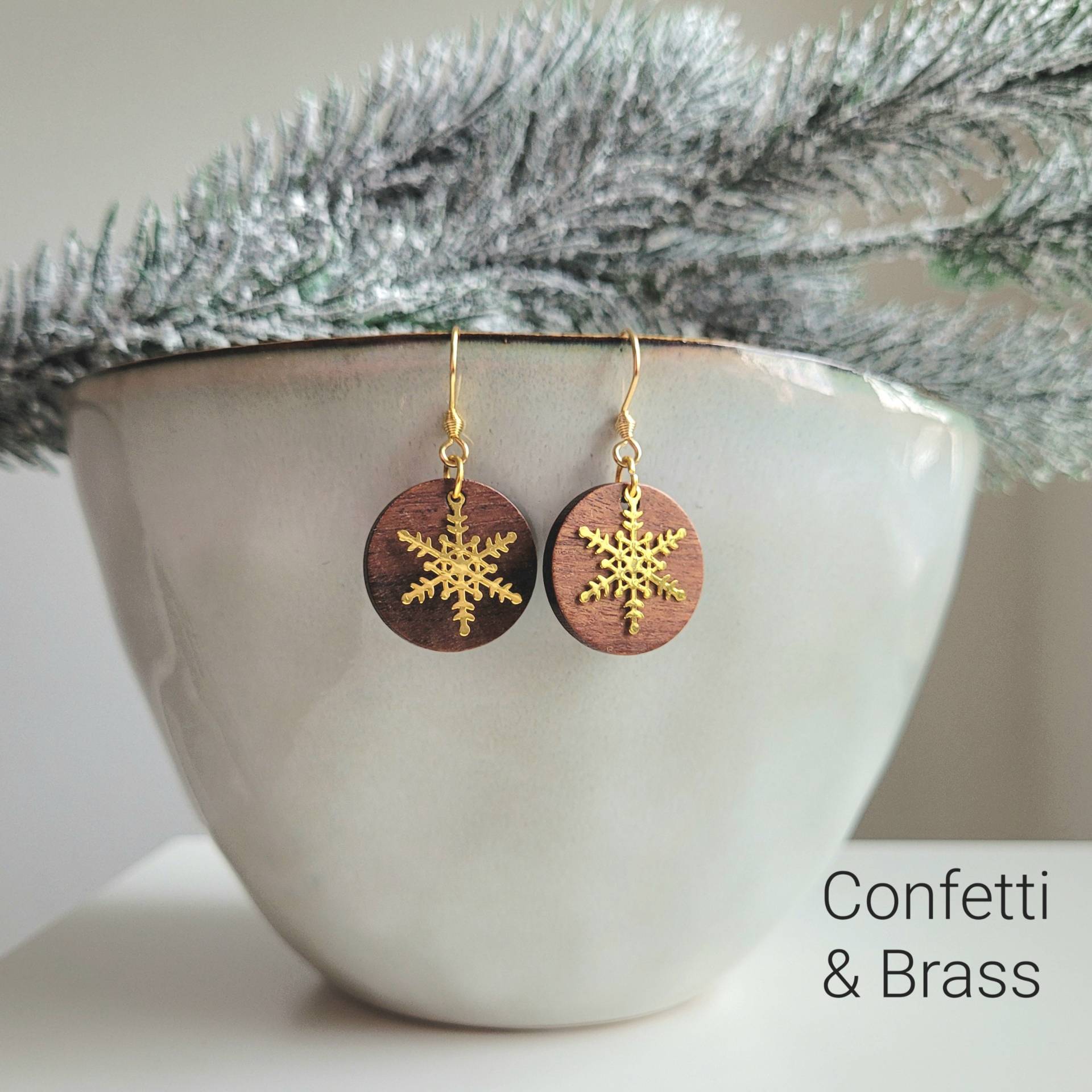 Ohrringe Mit Holzanhänger Und Goldener Schneeflocke Edelstahl Ohrhaken Ohrringe Mit Holzanhänger Und Goldener Schneeflocke Edelstahl Ohrhaken von ConfettiAndBrass