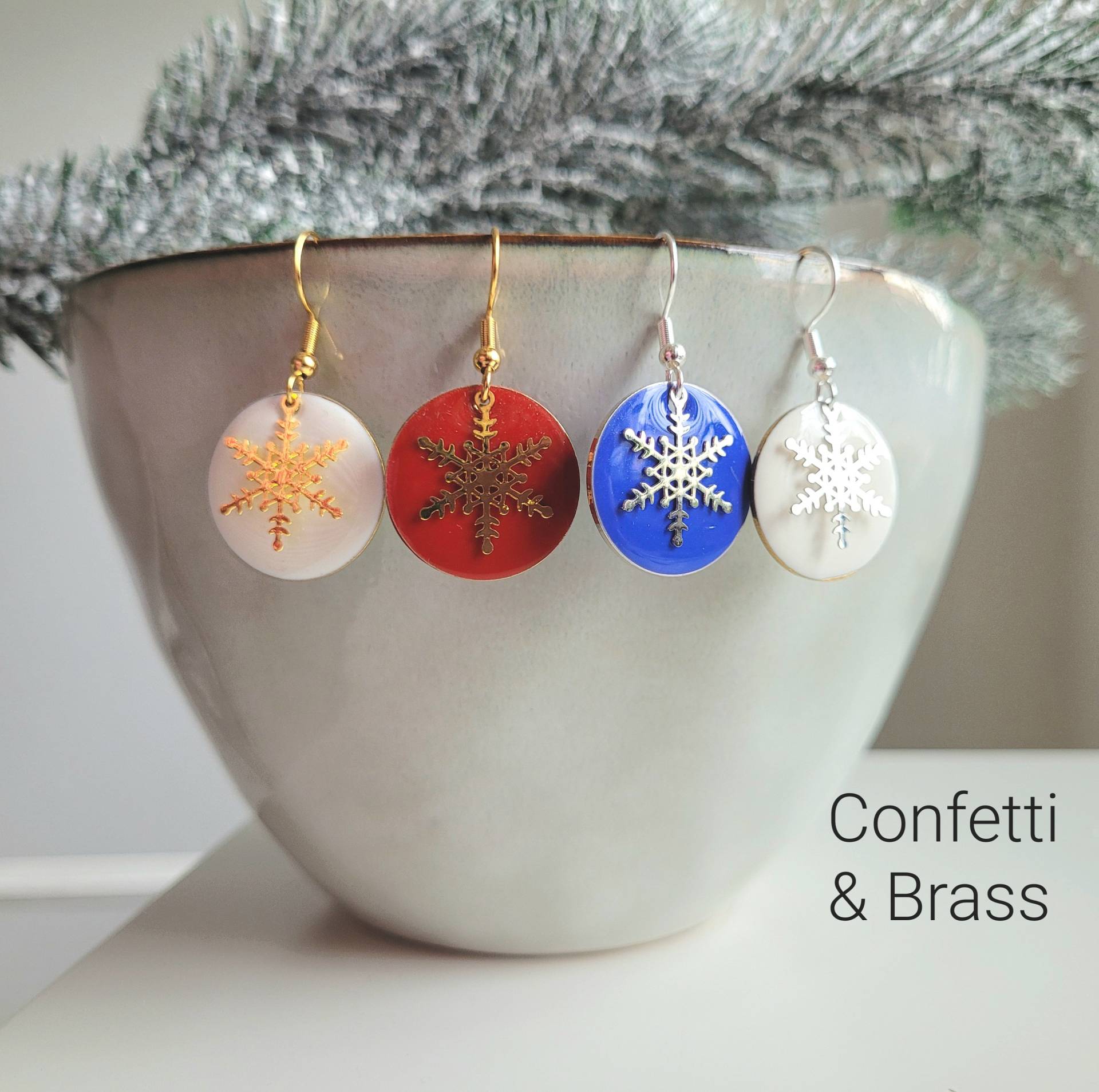 Ohrringe Mit Schneeflocke Und Emaille Edelstahl Ohrhaken Ohrringe Mit Schneeflocke Und Emaille Edelstahl Ohrhaken von ConfettiAndBrass