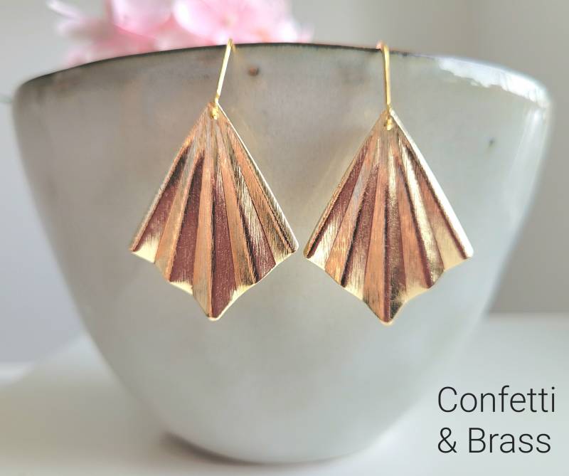 Ohrringe Mit Vergoldetem Fächeranhänger Und Vergoldeter Edelstahl Brisur von ConfettiAndBrass