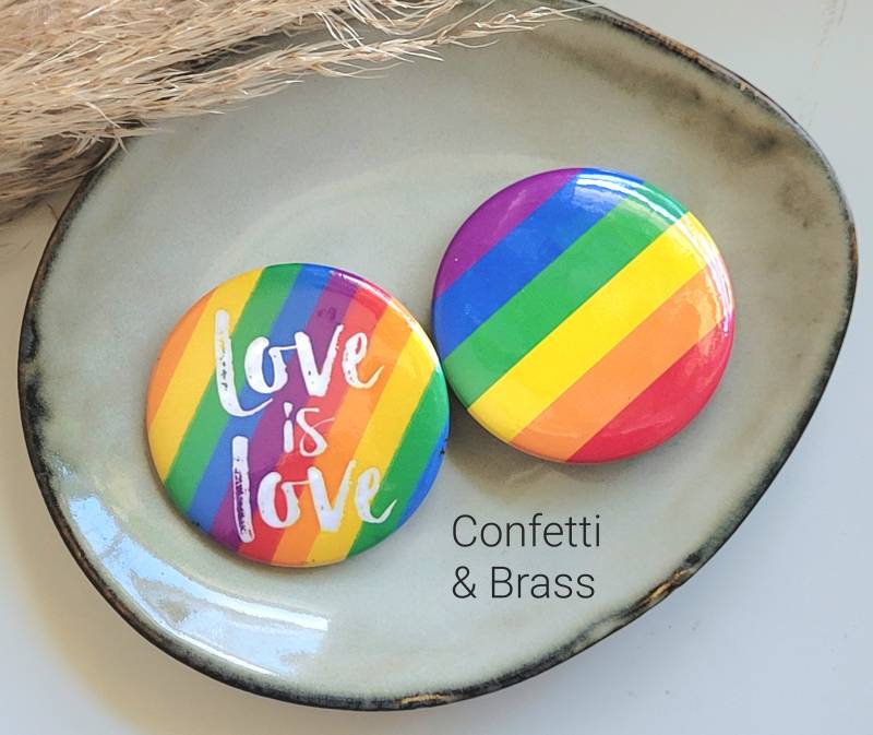 Pride Regenbogen Flagge Button Pin Love Is 44mm von ConfettiAndBrass