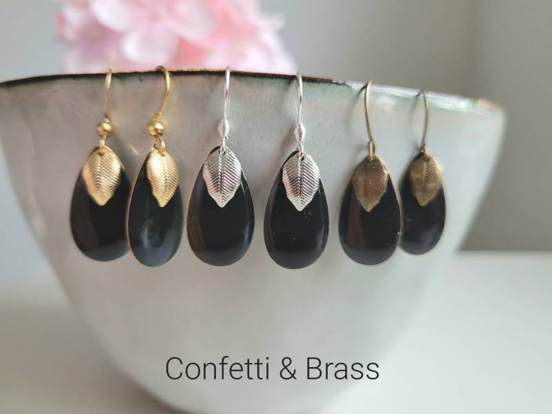 Schwarze Ohrringe Mit Emaille Anhänger in Tropfenform Und Blatt/Feder Gold, Silber Oder Antik Bronze von ConfettiAndBrass