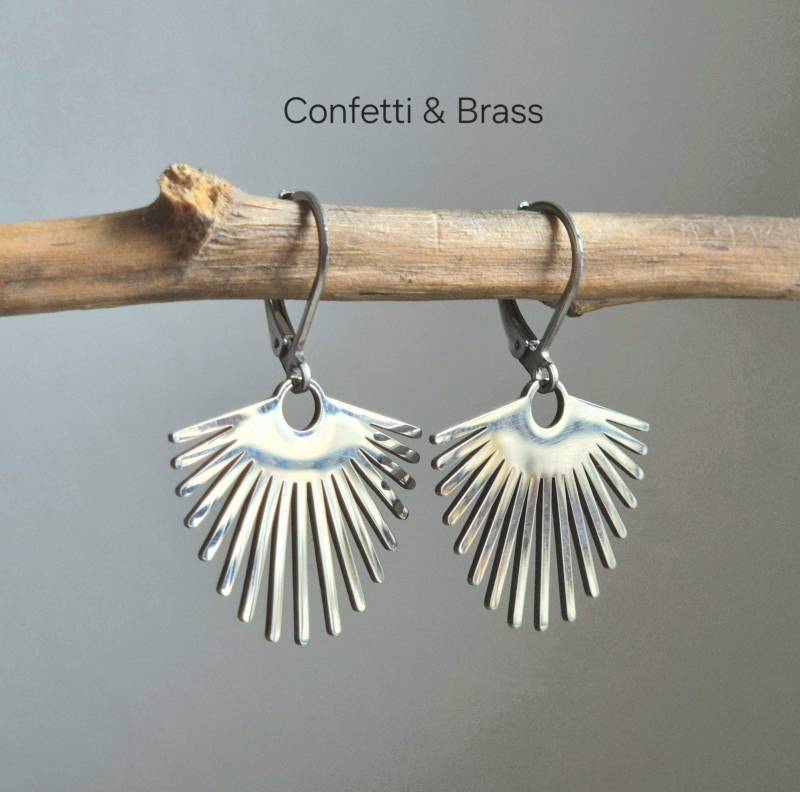 Silberne Edelstahl Ohrringe Mit Fächer Strahlen Anhänger von ConfettiAndBrass