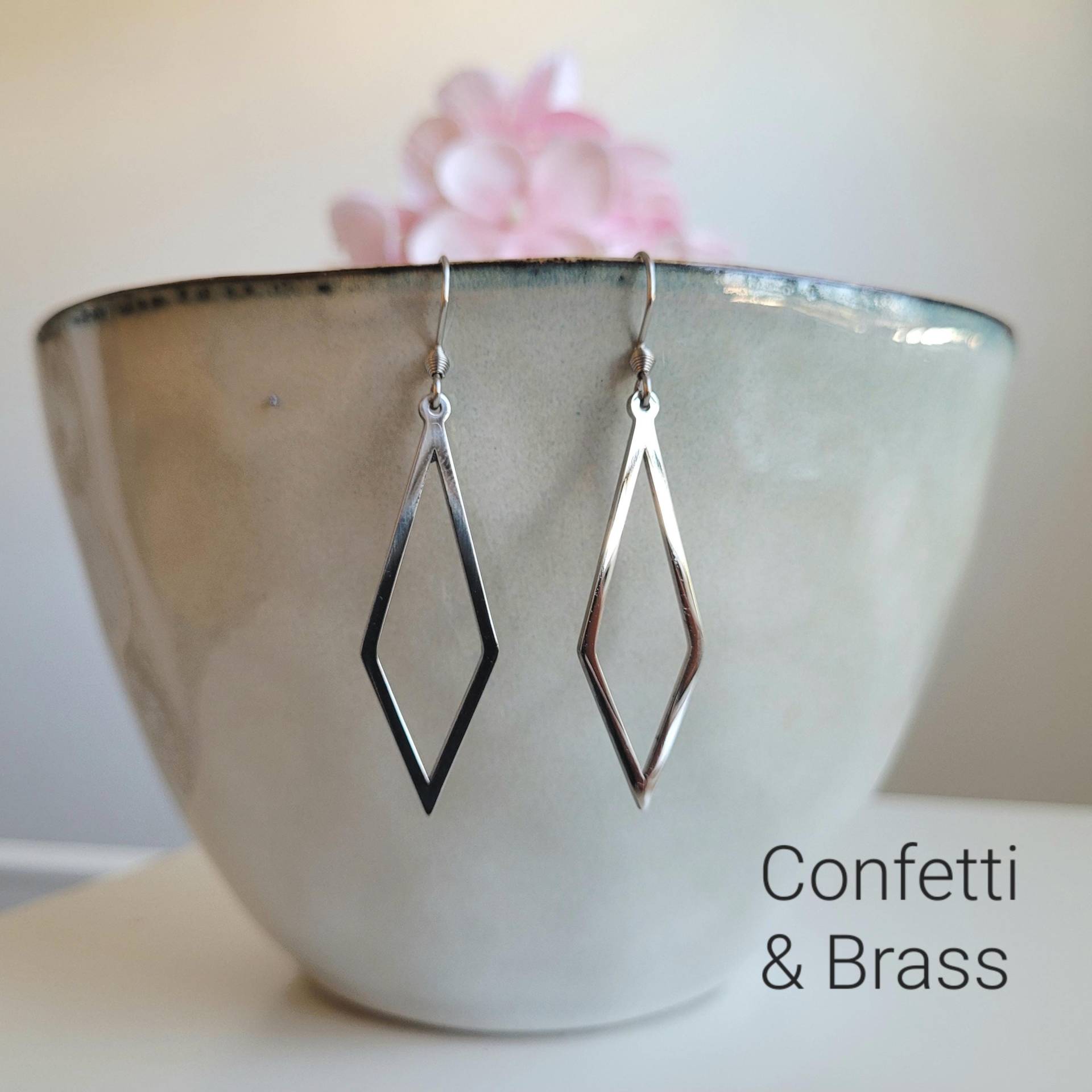 Silberne Edelstahl Ohrringe Mit Rauten Anhänger von ConfettiAndBrass