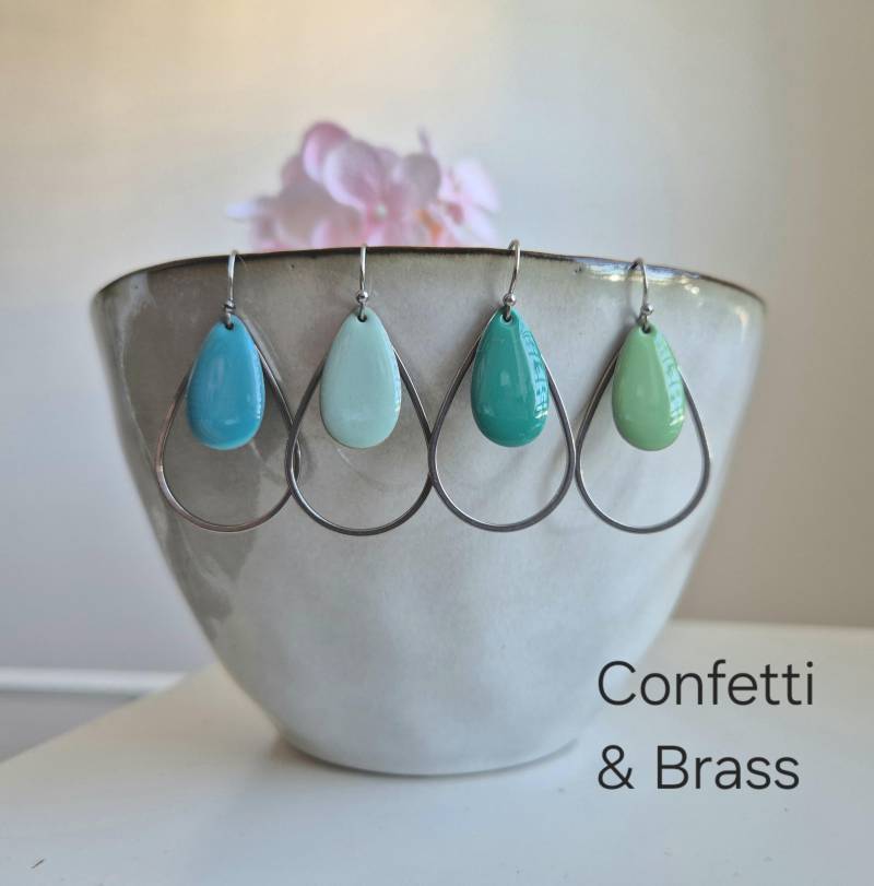 Silberne Tropfen Ohrringe Mit Emaille Und Edelstahl Ohrhaken von ConfettiAndBrass
