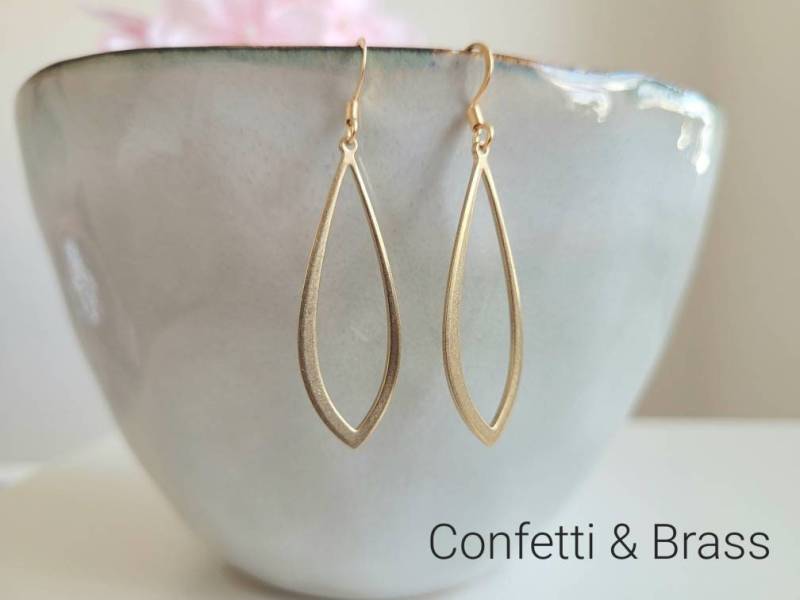 Zarte Ohrringe Mit Goldenem Messinganhänger in Tropfenform von ConfettiAndBrass