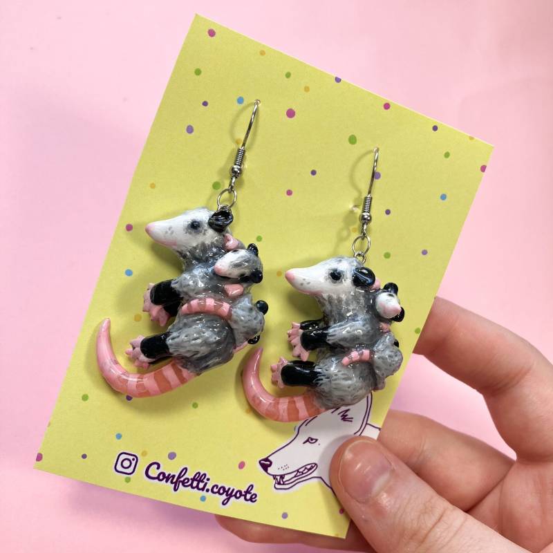 Handgemachte 3D Possum Mama Ohrringe/Baby Opossum Statement Schmuck Schrulliges Seltsames Mem Lustiges Vorschul Lehrer Geschenk Handgemachte 3D Possum Mama Ohrringe/Baby Opossum Statement Schmuck Schrulliges Seltsames Mem Lustiges Vorschul Lehrer Geschenk von ConfettiCoyote