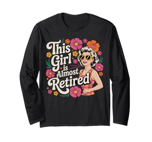Dieses Mädchen ist eine fast pensionierte Frau mit Hut Retro Langarmshirt von Confident Countdown to Retirement Graphic Tees