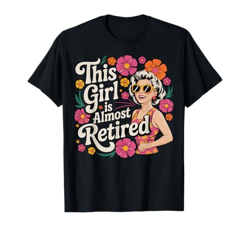 Dieses Mädchen ist eine fast pensionierte Frau mit Hut Retro T-Shirt von Confident Countdown to Retirement Graphic Tees