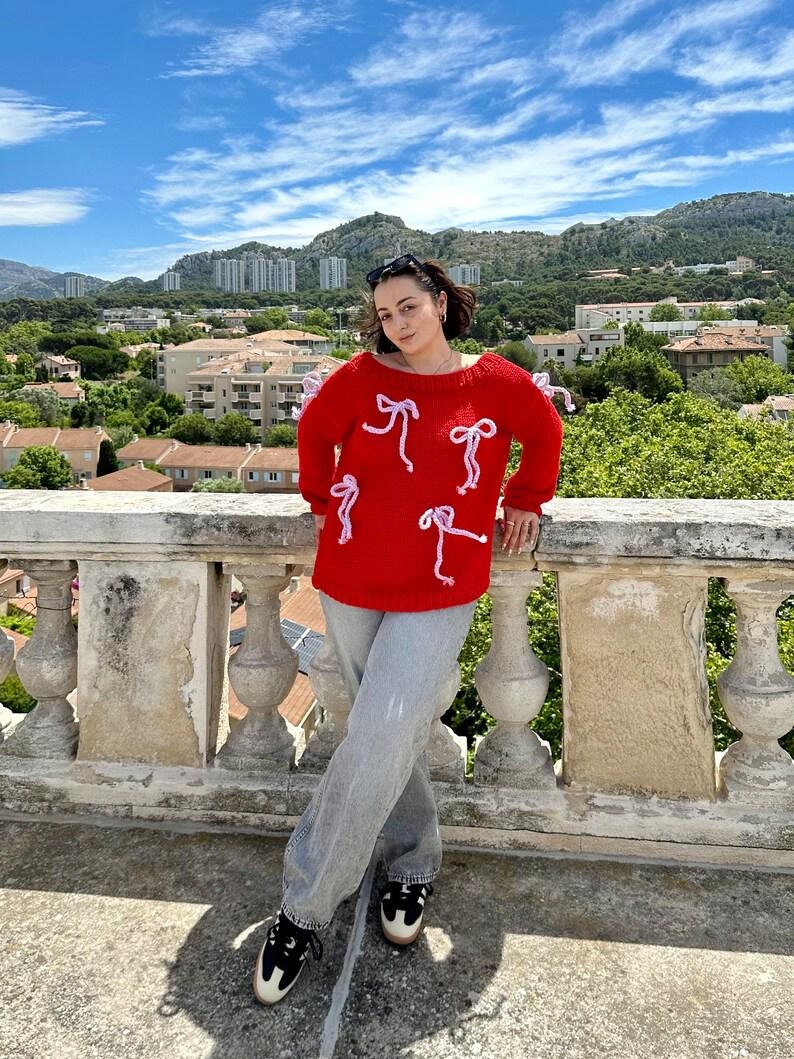 Handgestrickter Merino Pullover Mit Schleifen von ConfidentOneOfficial