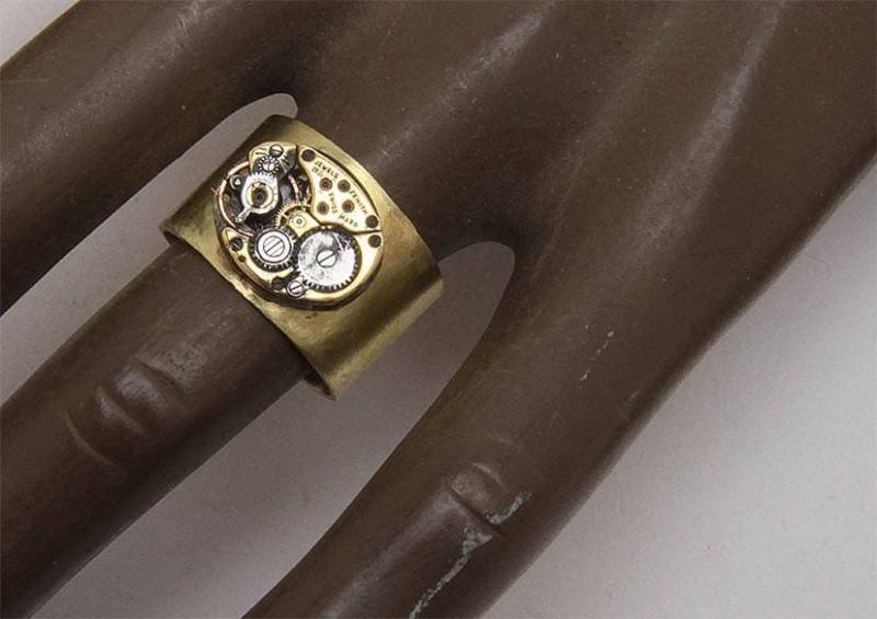 Ring Hühnchen "Antike Uhr Mechanismus" Und Kleine Rubine Mann Oder Frau von Confidentiel
