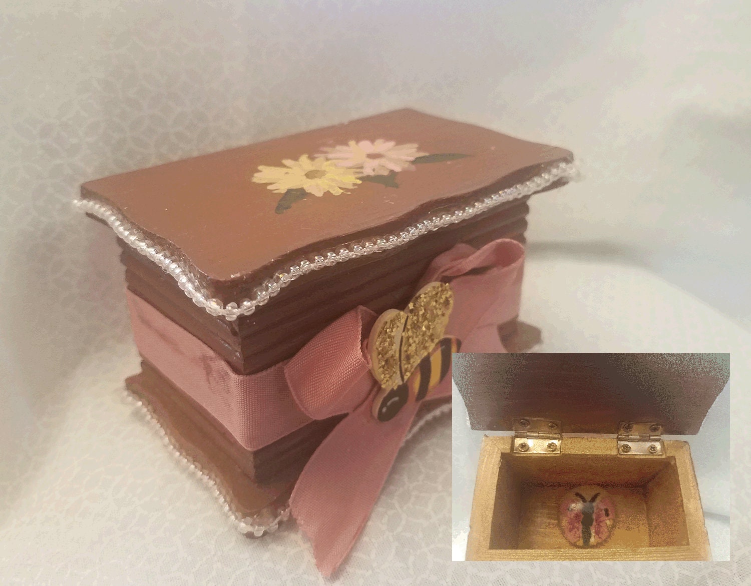 Bee-Utiful Flower Hidden Treasure Box Bee-Utiful Flower Hidden Treasure Box von ConfuzzledDesigns