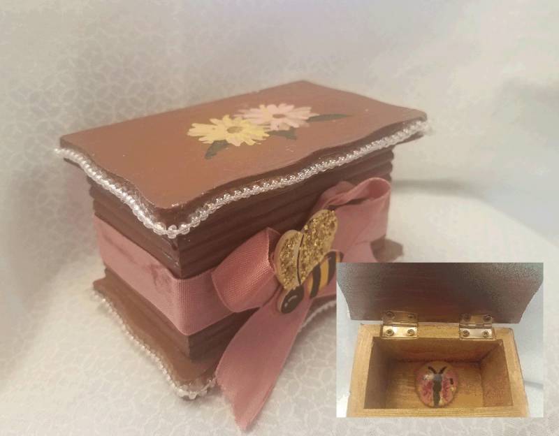 Bee-Utiful Flower Hidden Treasure Box von ConfuzzledDesigns
