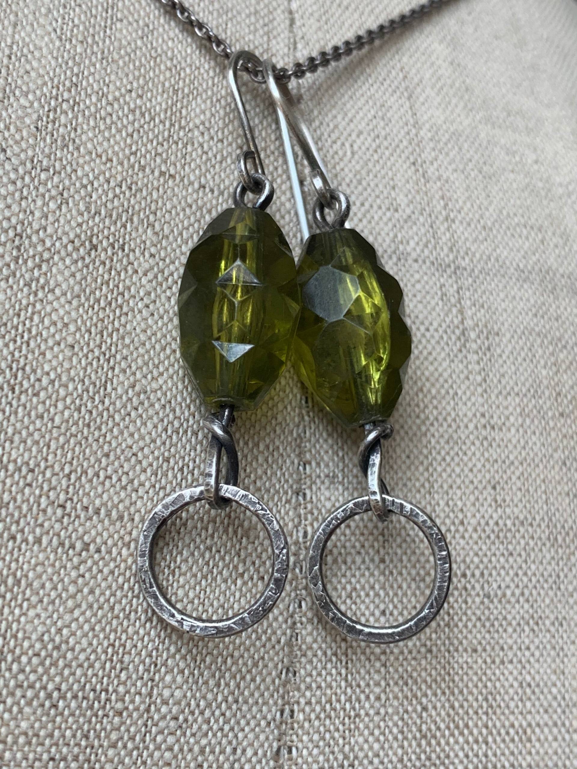 Grüne Lucite Ohrringe Aus Metall von ConnieGriffin