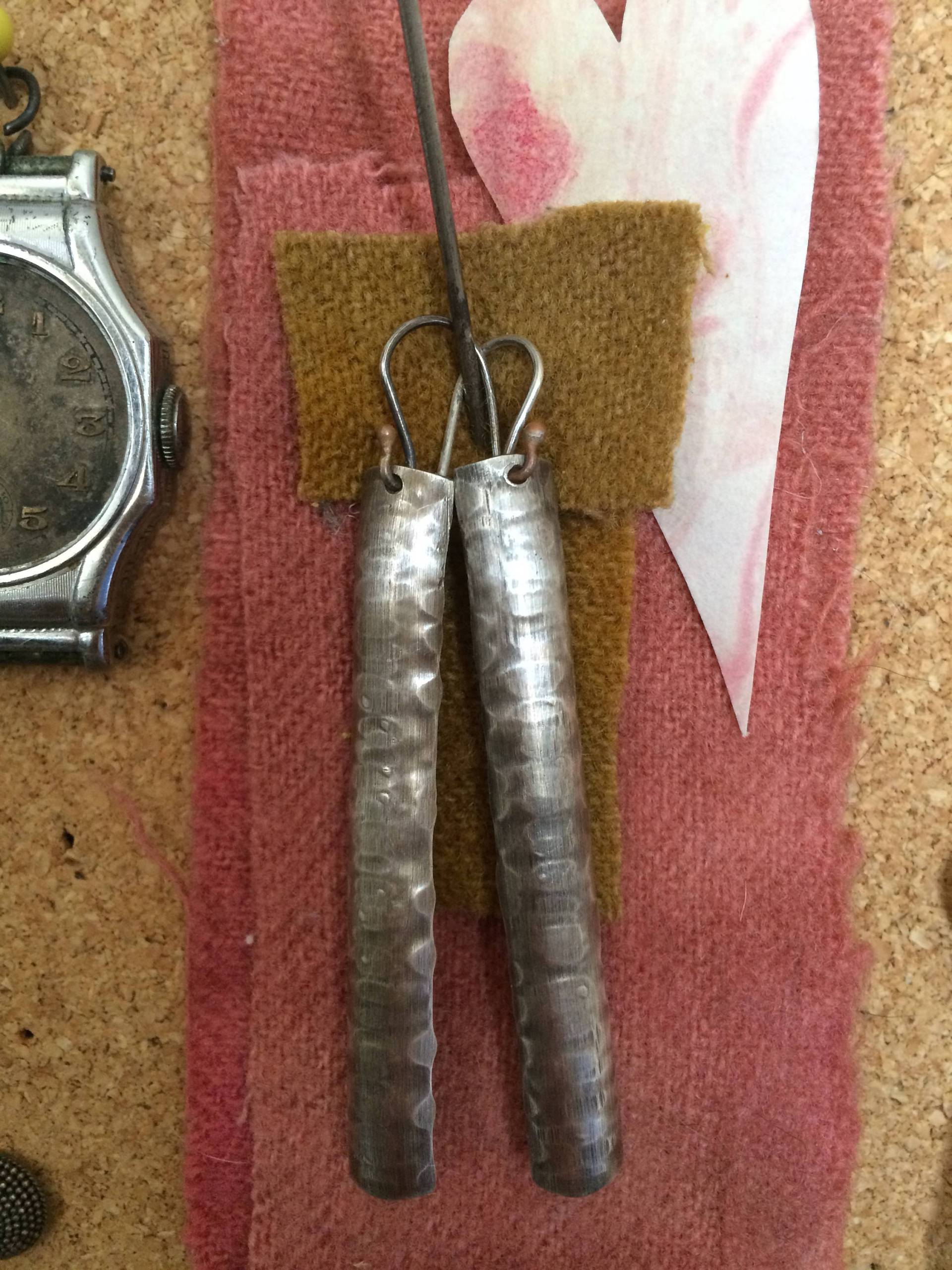 Handgeschmiedete Lange Skinny Sterling Silber Gehämmerte Ohrringe Handgeschmiedete Lange Skinny Sterling Silber Gehämmerte Ohrringe von ConnieGriffin