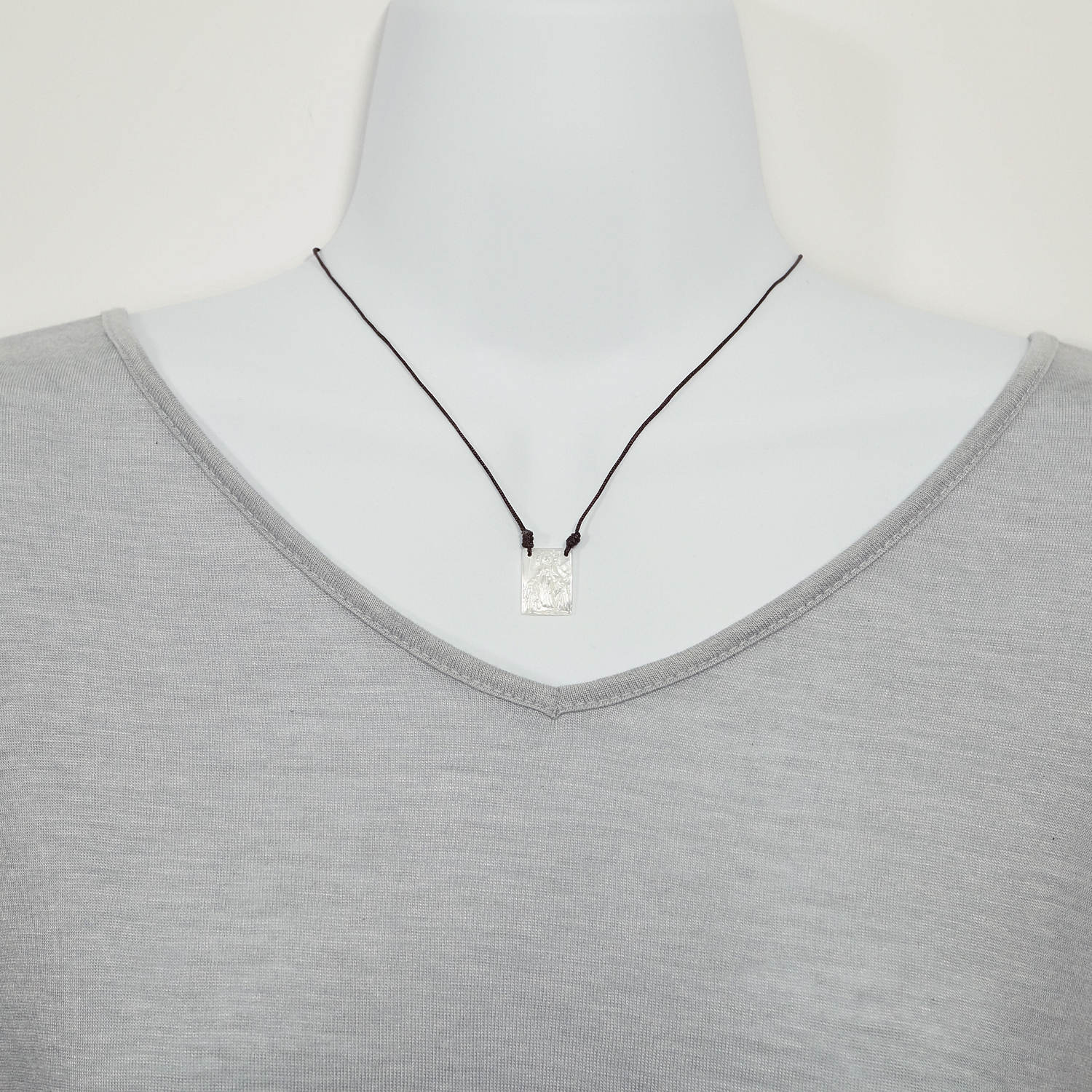 Braune Skapulier-Halskette Im Scapulario-stil Aus Perlmutt Braune Skapulier-Halskette Im Scapulario-stil Aus Perlmutt von ConnieMoonJewelry